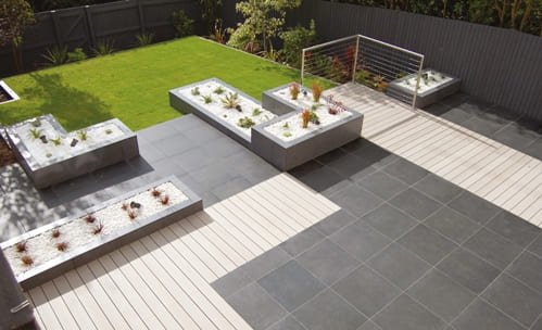 Un giardino con piastrelle in gres porcellanato