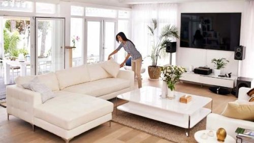 Un home stager all'opera durante un intervento di home staging reale.