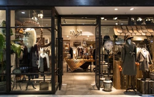 Vetrina di un negozio di Milano con illuminazione a LED.