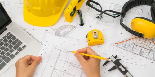 Un ingegnere al lavoro.