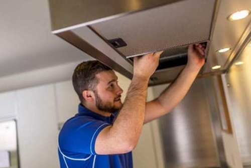 L'installazione di una cappa aspirante in cucina.
