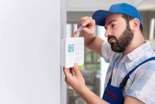 L'installazione della centralina di un antifurto in un appartamento di Savona.