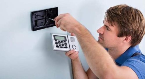 L'installazione della centralina di un antifurto in una casa di Torino.