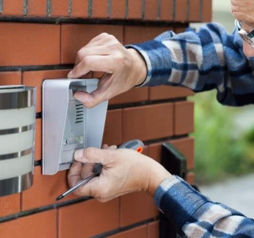 L'installazione di un citofono tradizionale da parte di un tecnico specializzato.