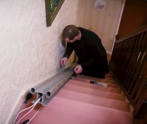 L'installazione di un servoscala in una casa a due piani.