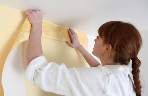 L'installazione di greche adesive per pareti.