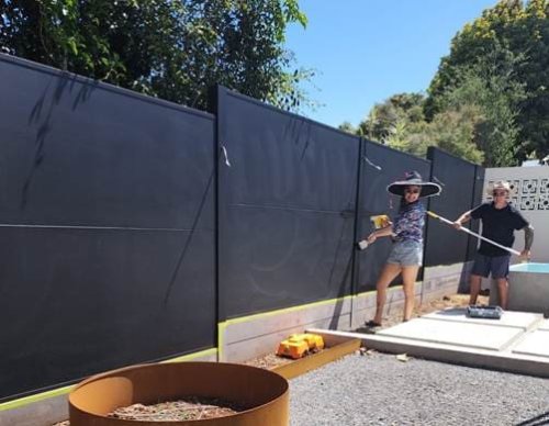 Installazione di recinzioni modulari nel giardino di una villetta.
