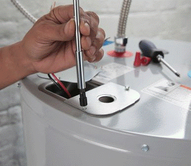 Una delle fasi per l'installazione di uno scaldabagno elettrico.