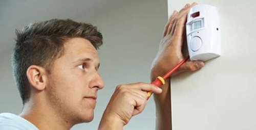 L'installazione del sensore di un antifurto wireless in una casa di Genova.
