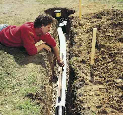 L'installazione di tubazioni interrate dell'acqua per la connessione di un'utenza