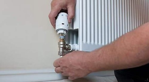 L'installazione di una valvola termostatica su di un termosifone.