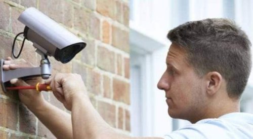L'installazione di una videocamera di sicurezza all'ingresso di una casa di Alessandria.