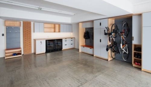 Gli interni di un garage appena ristrutturato.
