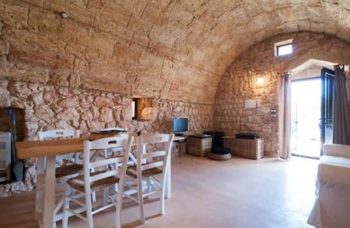 Gli interni di una pajara ristrutturata.