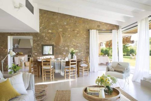 Gli interni di una villa ristrutturata a Fonte Nuona, in provincia di Roma.