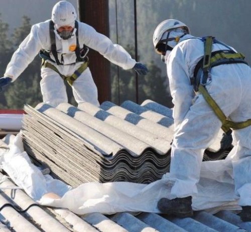Una delle fasi di bonifica amianto propedeutiche al rilascio del certificato di restituibilit&agrave;.