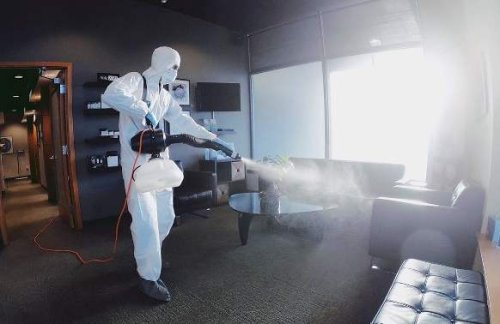Un operatore qualificato durante un intervento di sanificazione con ozono.