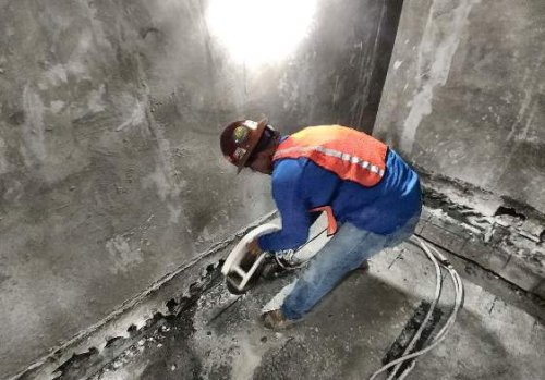 Un intervento di taglio del cemento armato.