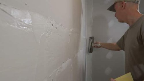 La stuccatura di una parete in cartongesso.