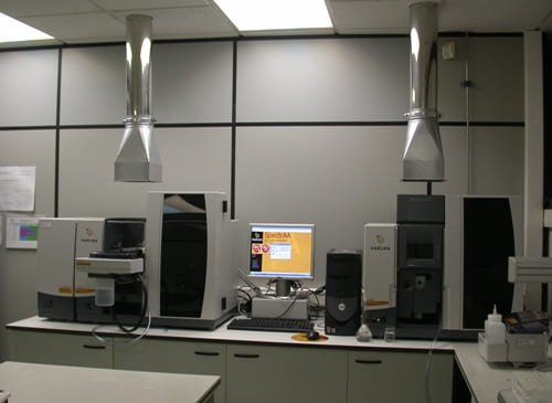 Gli interni di un laboratorio attrezzato per l'analisi strumentale dei materiali edili.