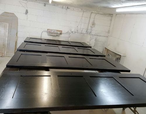 Fasi di lavorazione per la laccatura di porte interne.