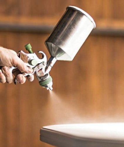 La laccatura di un tavolo