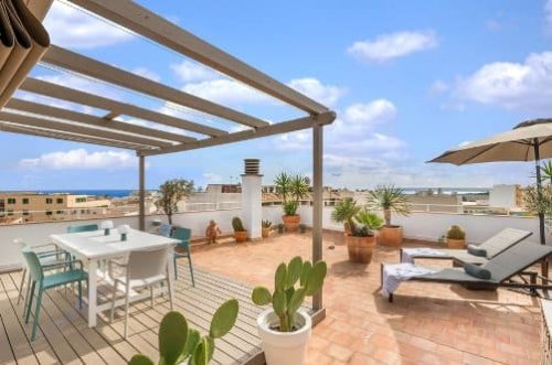 Lastrico solare ad uso esclusivo completamente ristrutturato e arredato.