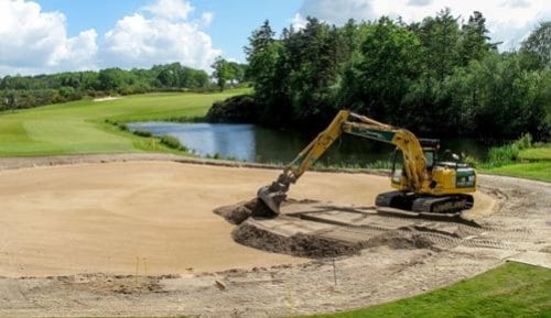 I lavori per la costruzione di un campo da golf.