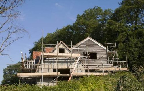 I lavori di finitura di una casa al grezzo.