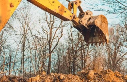 La realizzazione di lavori stradali a Mantova.