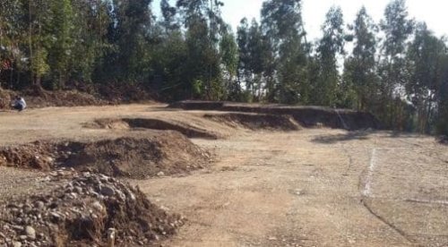 Lavori di terrazzamento di un terreno.