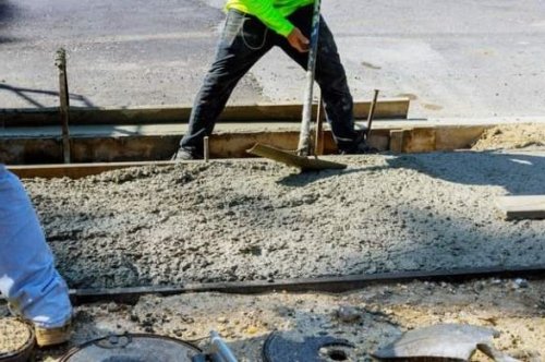 La livellatura di una gettata di cemento.