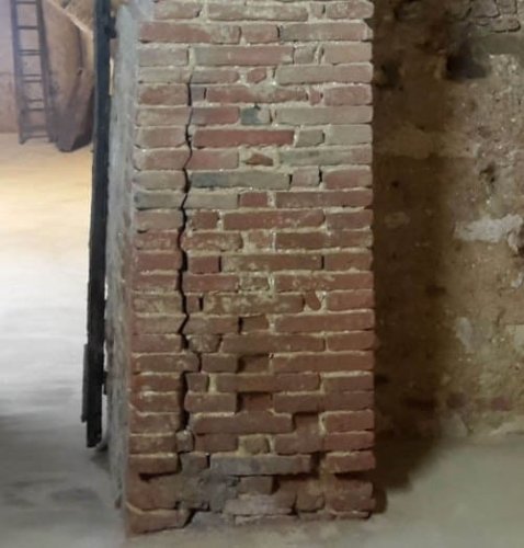 Un maschio murario che deve essere ristrutturato.