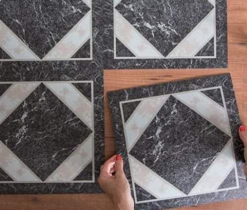 Delle mattonelle adesive effetto marmo.