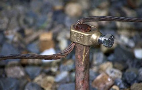 Il dettaglio di un picchetto per la messa a terra di un impianto elettrico.