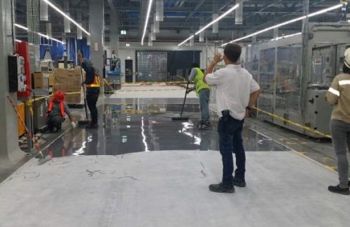 Le operazioni di messa in posa di un pavimento industriale.