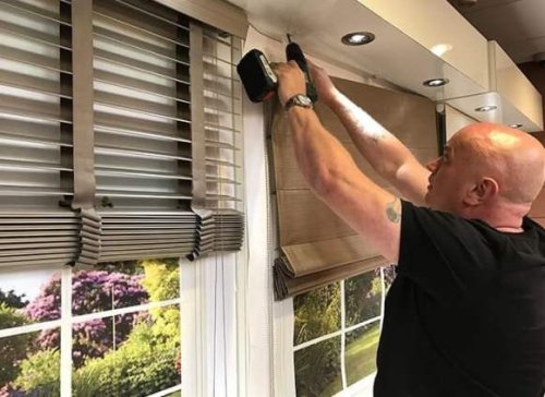 Le operazioni di montaggio di tende a pacchetto.