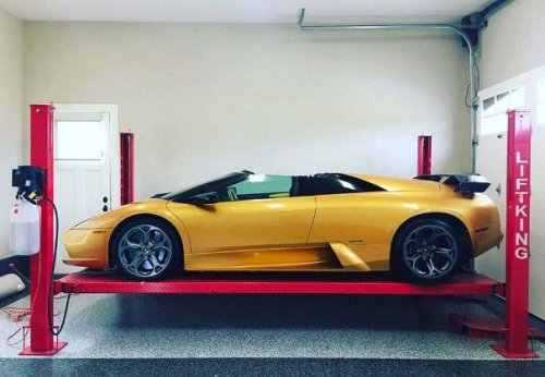 Un esempio di montauto o montacarichi per auto.