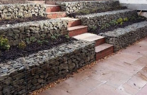 Dei muretti di contenimenti con gabbioni metallici.