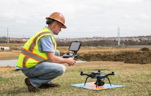 Un operatore nel corso di un rilievo con drone.