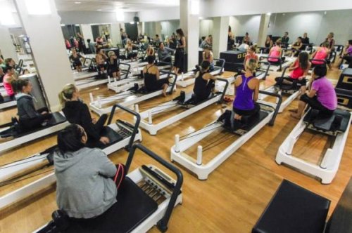 Una palestra con pareti a specchio.