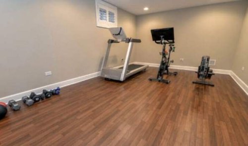 Una palestra con un pavimento in legno