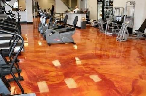 Una palestra con pavimento in resina.