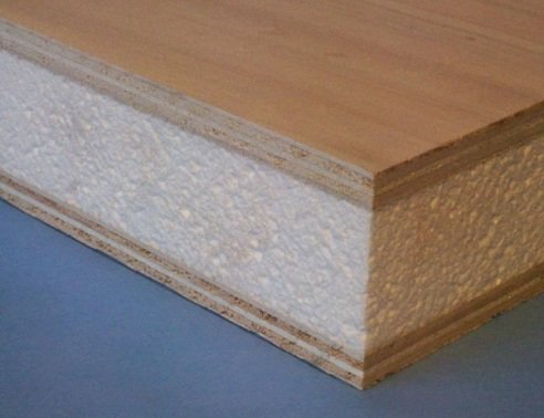 La sezione di un pannello sandwich per l'isolamento termico.