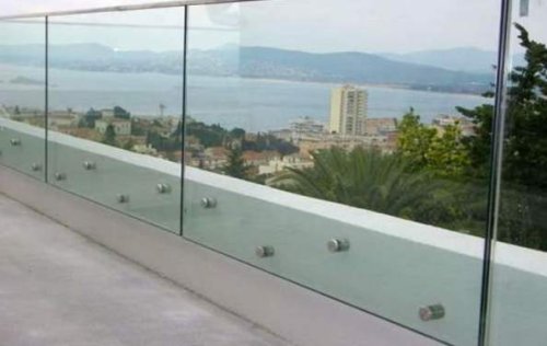 Un parapetto in vetro fissato su più lati.