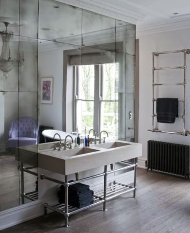 Parete a specchio in un bagno.