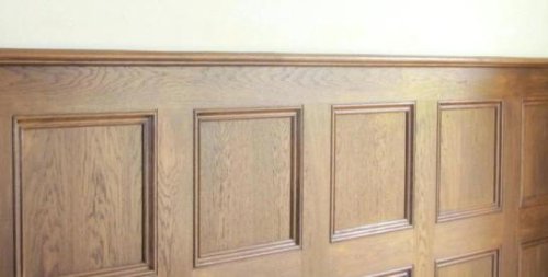 Una parete rivestita in legno.
