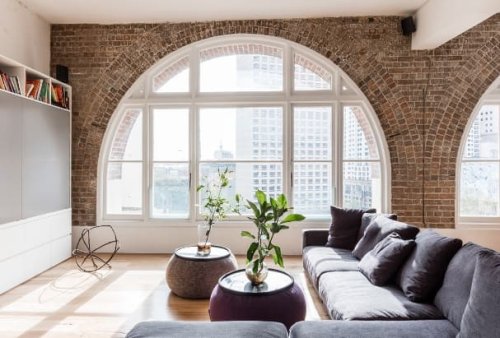 una parete con mattoncini in un appartamento.