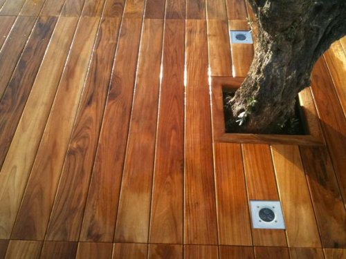 Pavimento esterno in teak.