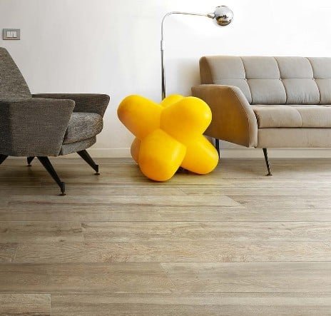 un pavimento in gres porcellanato effetto legno.